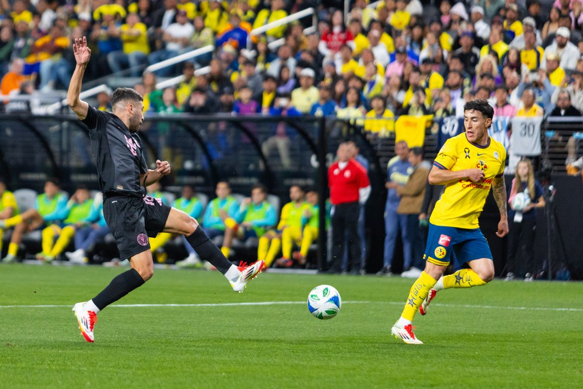 Inter Miami defenseman Jordi Alba (18) tries to stop a pass during a soccer friendly match between Inter Miami and Club América, Saturday January 18, 2025 in Las Vegas, Nev.