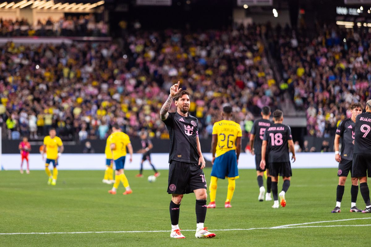 Inter Miami forward Lionel Messi (10) looks at the crowd after scoring a goal during a soccer friendly match between Inter Miami and Club América, Saturday January 18, 2025 in Las Vegas, Nev.