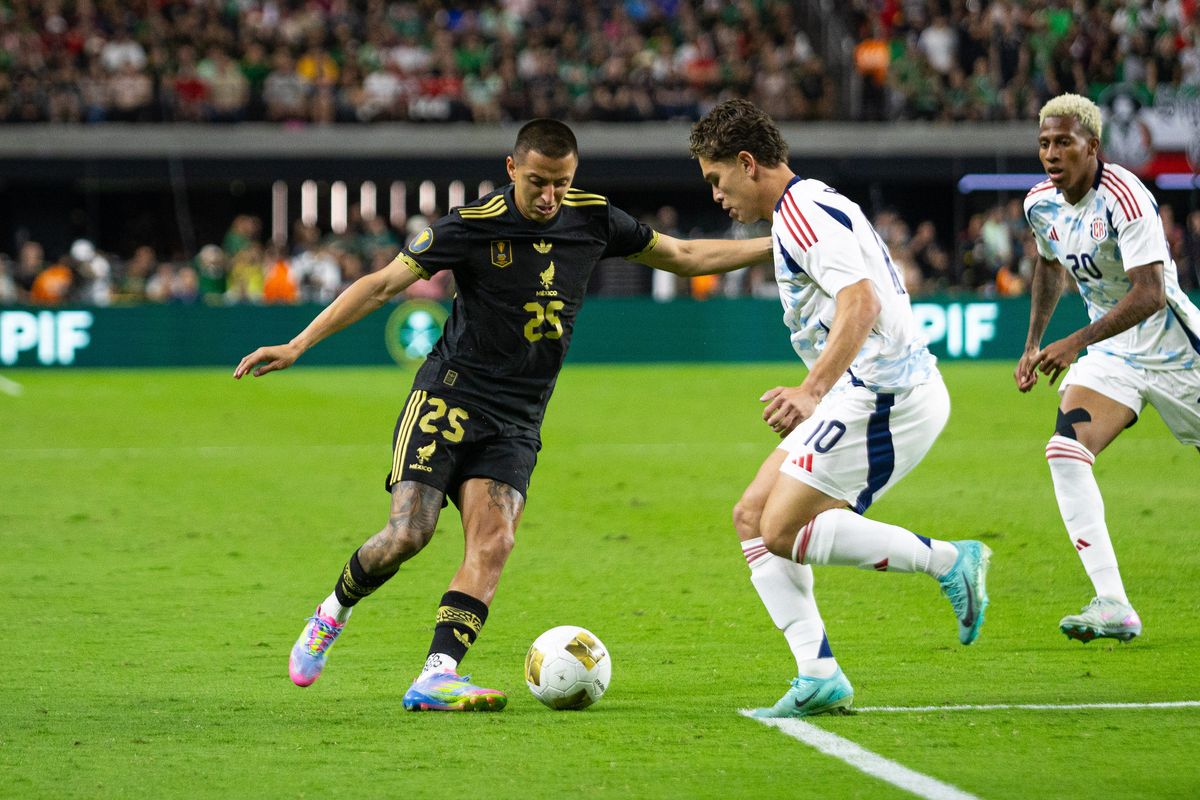 Mexico midfielder Roberto Alverado (25) looks to dribble the ball into the box as Costa Rica midfielder Brandon Aguilera (10) defends him during a Concacaf Gold Cup match between Mexico and Costa Rica, Sunday June 22, 2025 in Las Vegas, Nev.