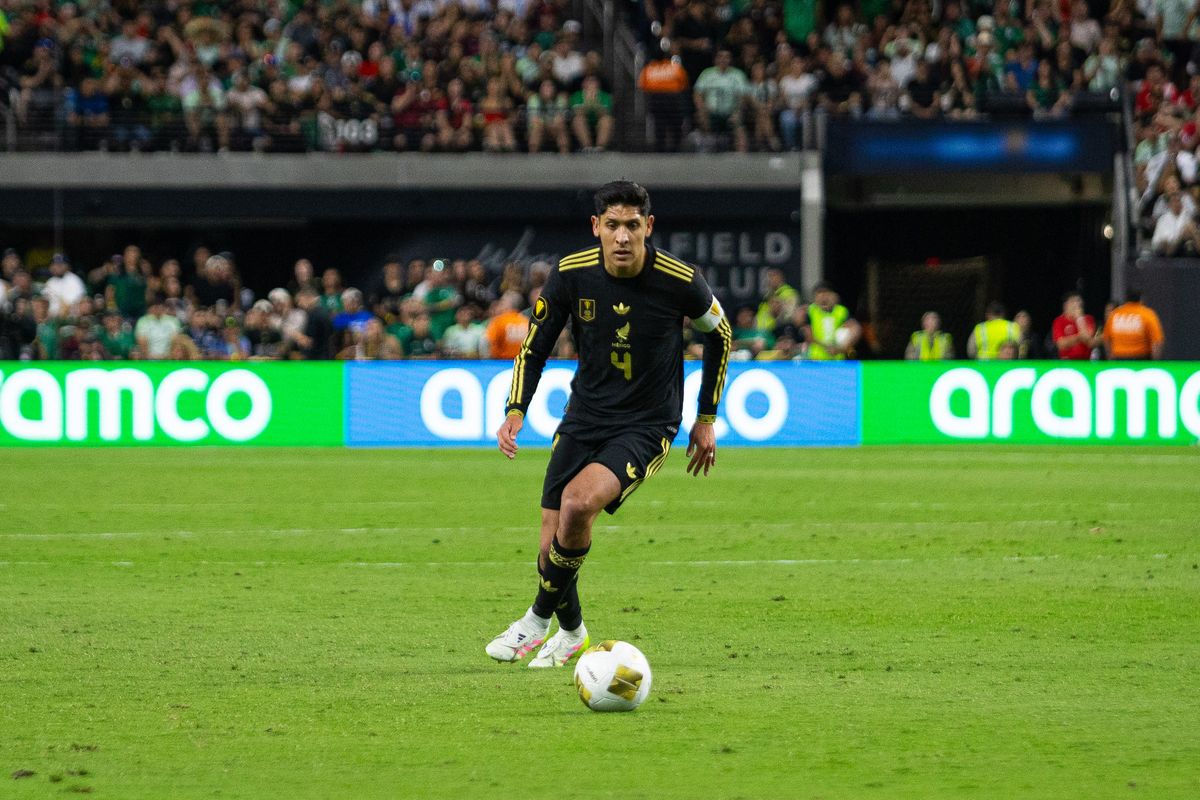 Mexico midfielder Edson Alvarez (4) dribbles the ball towards the goal during a Concacaf Gold Cup match between Mexico and Costa Rica, Sunday June 22, 2025 in Las Vegas, Nev.