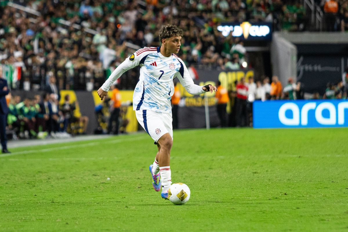 Costa Rica midfielder Andy Rojas (7) dribbles the ball up the field during a Concacaf Gold Cup match between Mexico and Costa Rica, Sunday June 22, 2025 in Las Vegas, Nev.