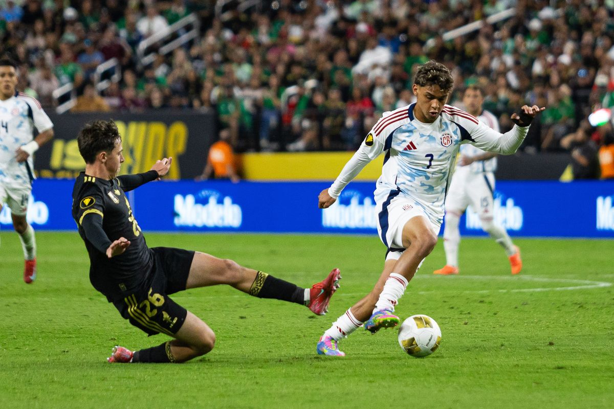 Costa Rica midfielder Andy Rojas (7) dribbles past Mexico defender Mateo Chavez (26) during a Concacaf Gold Cup match between Mexico and Costa Rica, Sunday June 22, 2025 in Las Vegas, Nev.