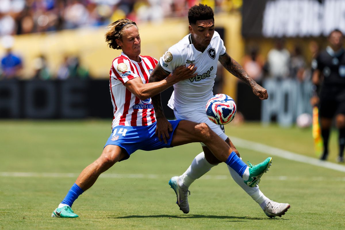 Marcos Llorente #14 of Atlético Madrid battles for the ball during the FIFA Club World Cup 2025 group B match against Botafogo FR at Rose Bowl Stadium on June 23, 2025 in Pasadena, California. 