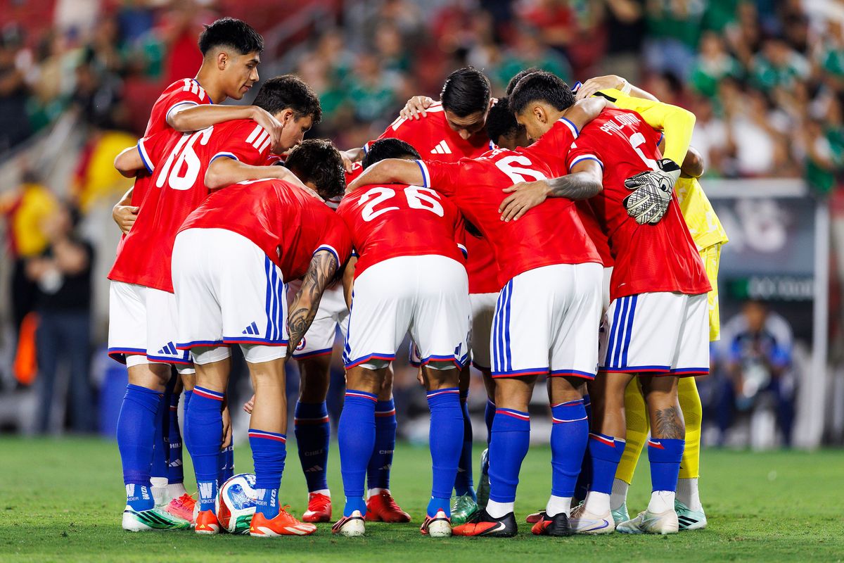 Chile players in a group huddle during the match against the Mexico at Los Angeles Memorial Coliseum on October 6, 2026 in Los Angeles, California. 