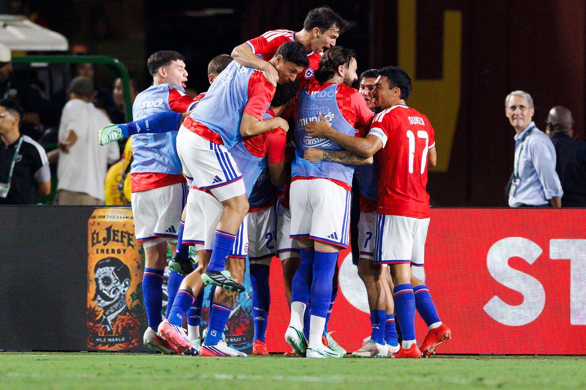 Chile players celebrate a goal during the match against Mexico at Los Angeles Memorial Coliseum on October 6, 2026 in Los Angeles, California. 