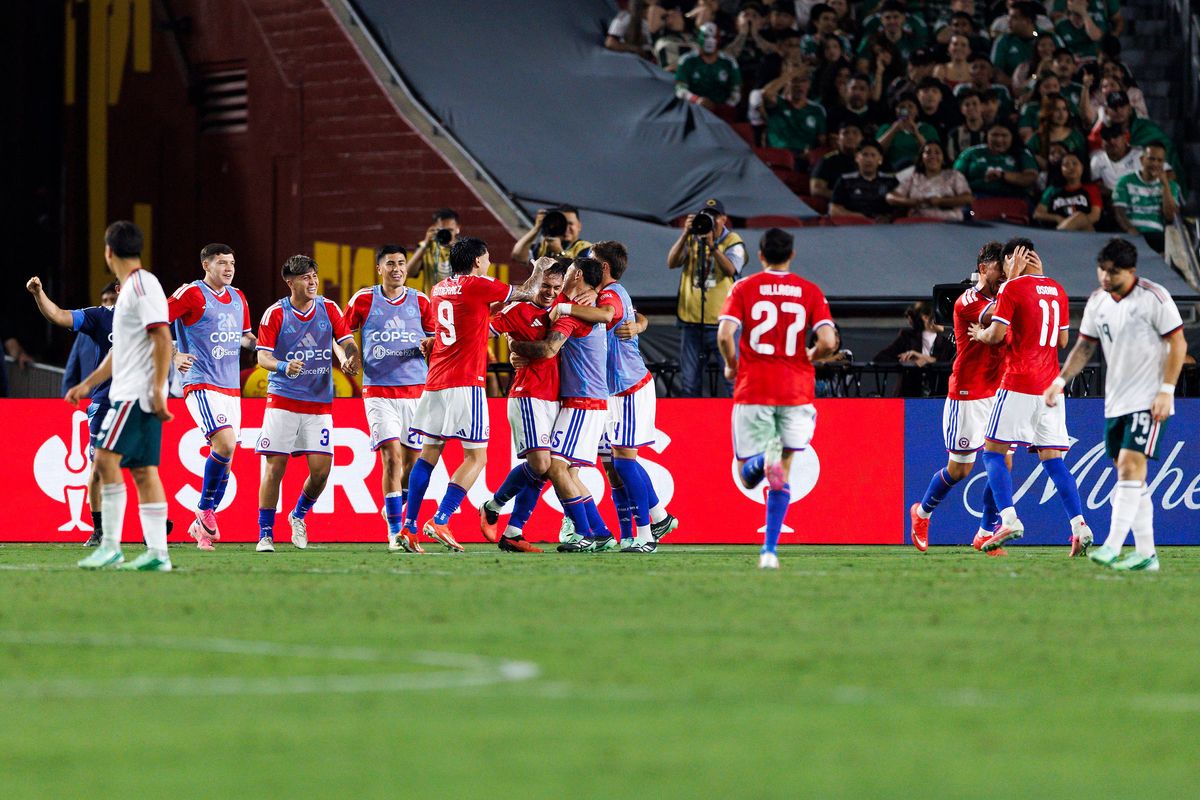 Chile players celebrate a goal during the match against Mexico at Los Angeles Memorial Coliseum on October 6, 2026 in Los Angeles, California.