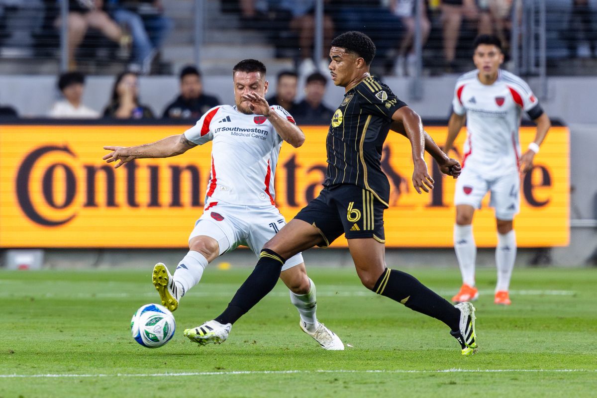 LAFC midfielder Igor Jesus (6) reaches for the ball during an MLS match against FC Dallas, Saturday July 12, 2025 in Los Angeles, Calif.