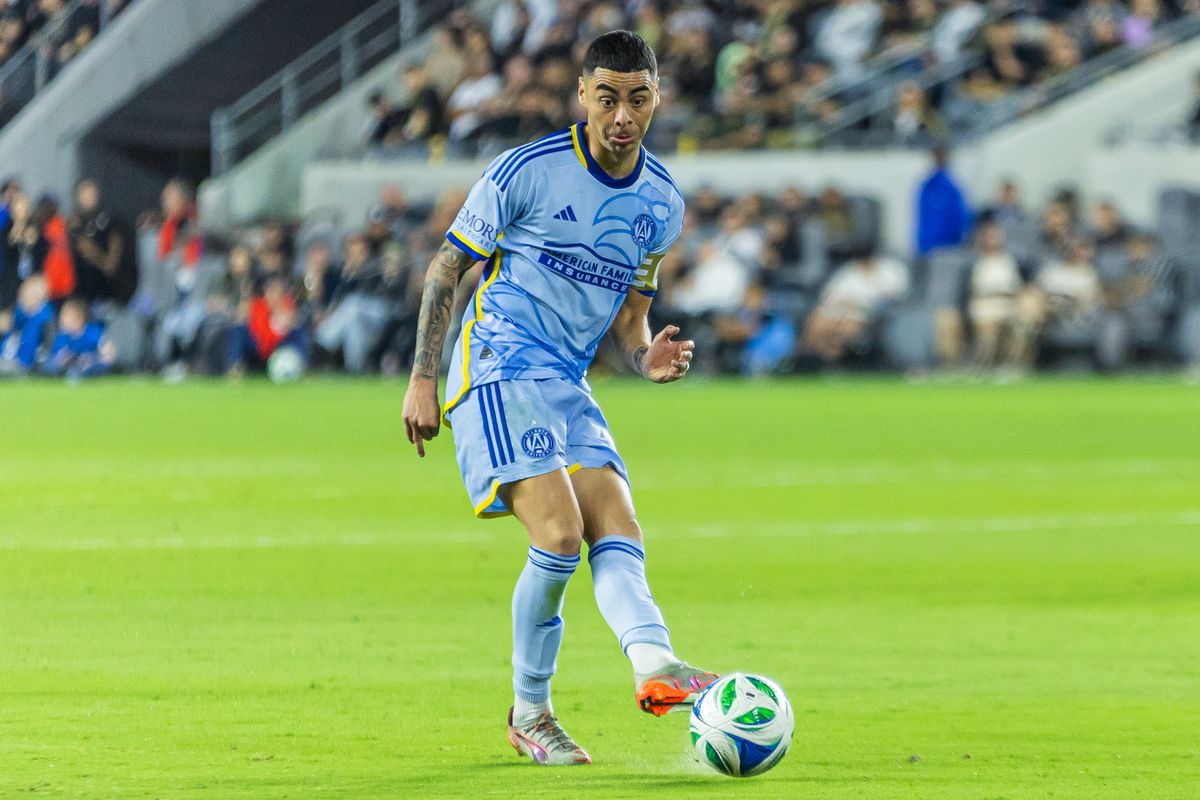 Atlanta United FC midfielder Miguel Almiron (10) passes the ball during a MLS soccer game against LAFC, Sunday, October 5, 2025, in Los Angeles, California. Atlanta United FC midfielder Miguel Almiron (10) passes the ball during a MLS soccer game against LAFC, Sunday, October 5, 2025, in Los Angeles, California.