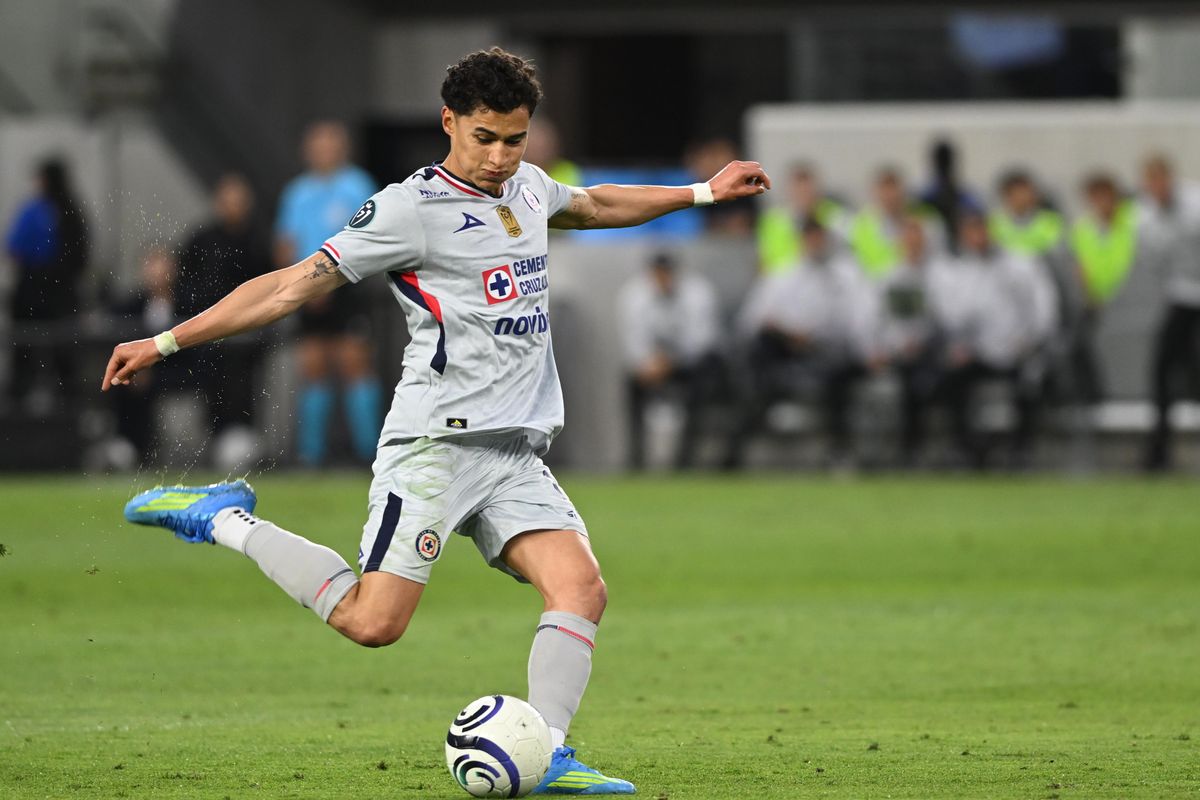 Cruz Azul midfielder Amaury García (17) clears the ball during a CONCACAF Champions match between LAFC and Cruz Azul on Tuesday, April 7, 2026 at BMO Stadium in Los Angeles Calif Cruz Azul midfielder Amaury García (17) clears the ball during a CONCACAF Champions match between LAFC and Cruz Azul on Tuesday, April 7, 2026 at BMO Stadium in Los Angeles Calif