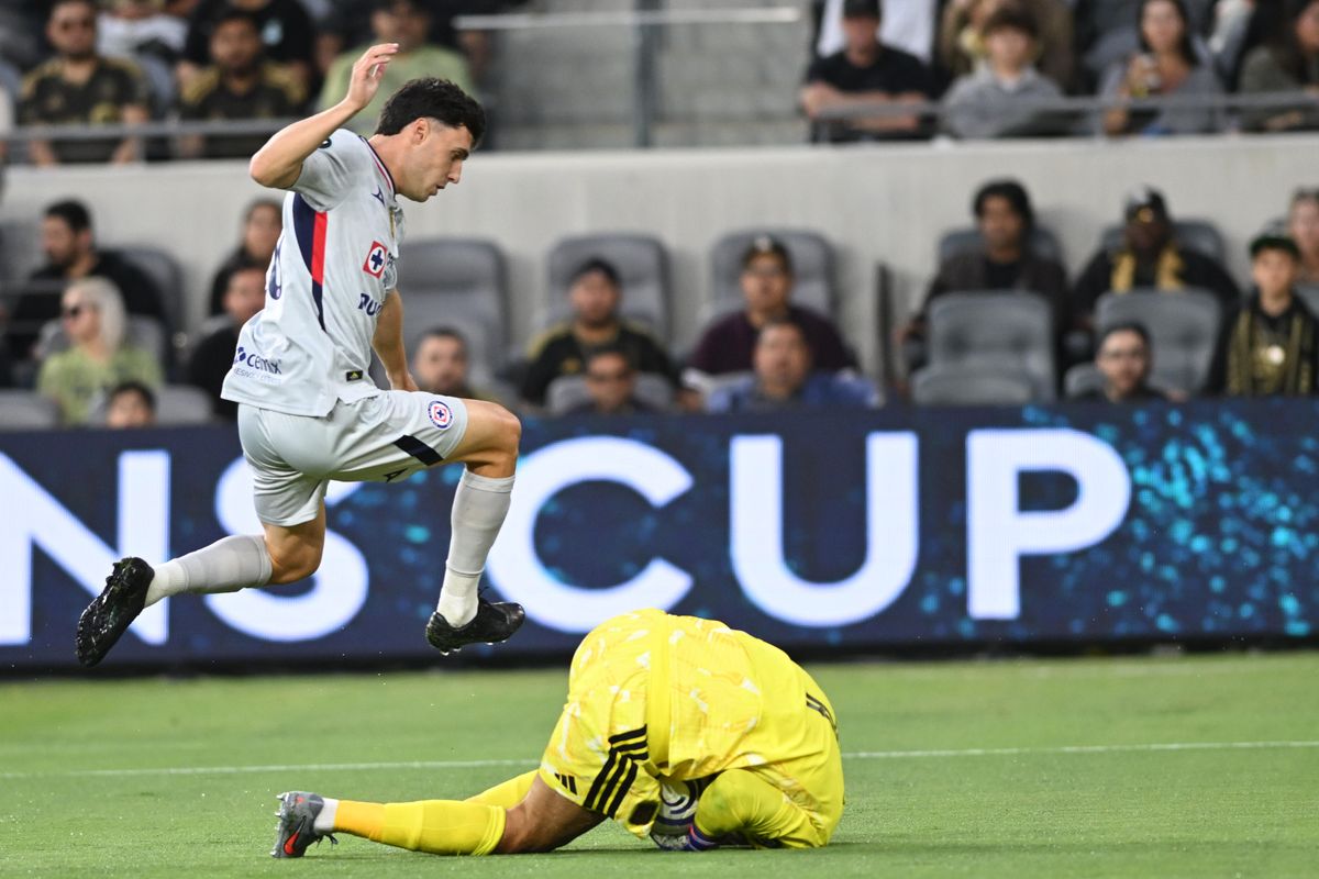 Cruz Azul midfielder Agustín Palavecino (8) leaps over LAFC goalkeeper Hugo Lloris (1) during a CONCACAF Champions match between LAFC and Cruz Azul on Tuesday, April 7, 2026 at BMO Stadium in Los Angeles Calif Cruz Azul midfielder Agustín Palavecino (8) leaps over LAFC goalkeeper Hugo Lloris (1) during a CONCACAF Champions match between LAFC and Cruz Azul on Tuesday, April 7, 2026 at BMO Stadium in Los Angeles Calif