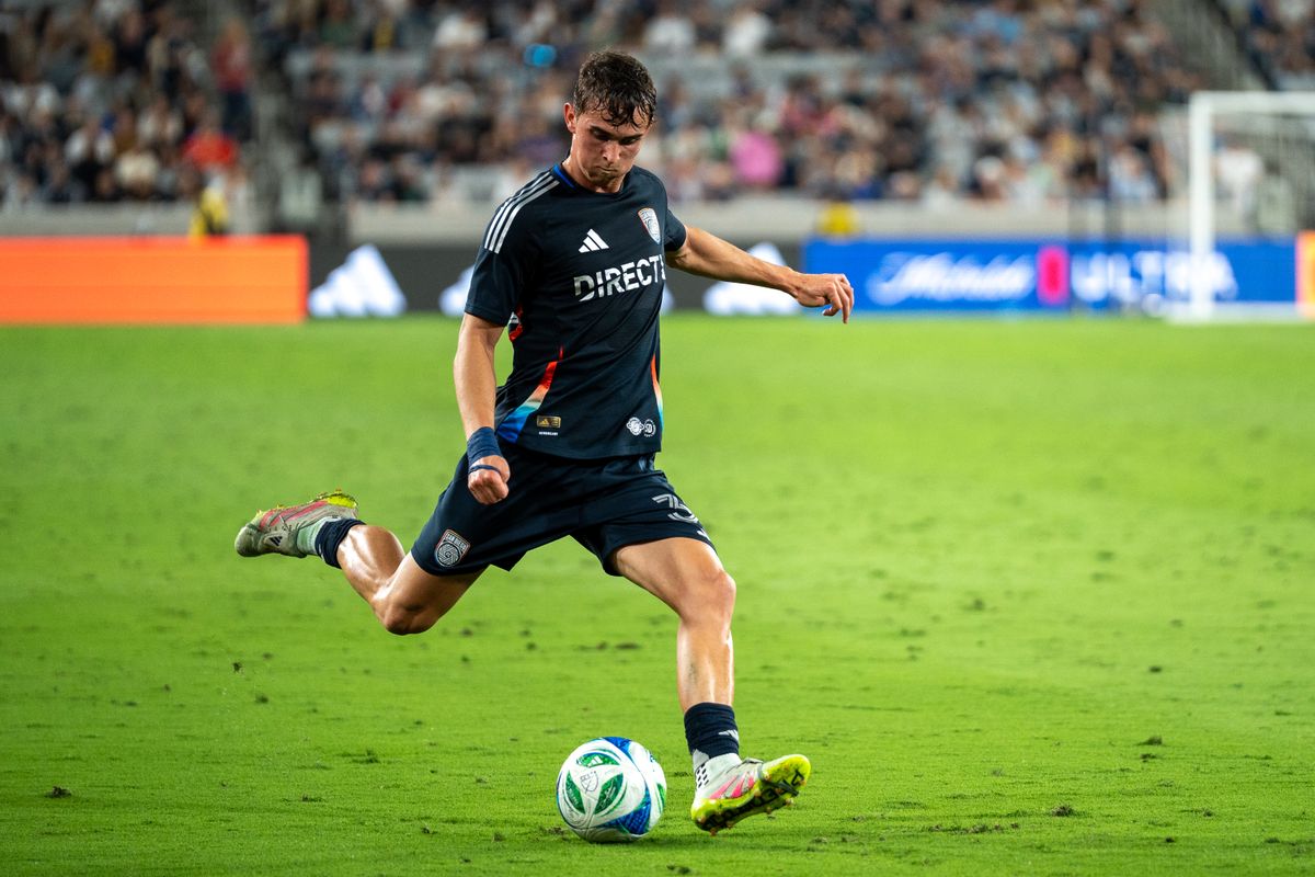 San Diego FC Defender Oscar Verhoeven (33) crosses the ball during an MLS Match against Austin FC on May 31, 2025 at Snapdragon Stadium in San Diego, CA.
