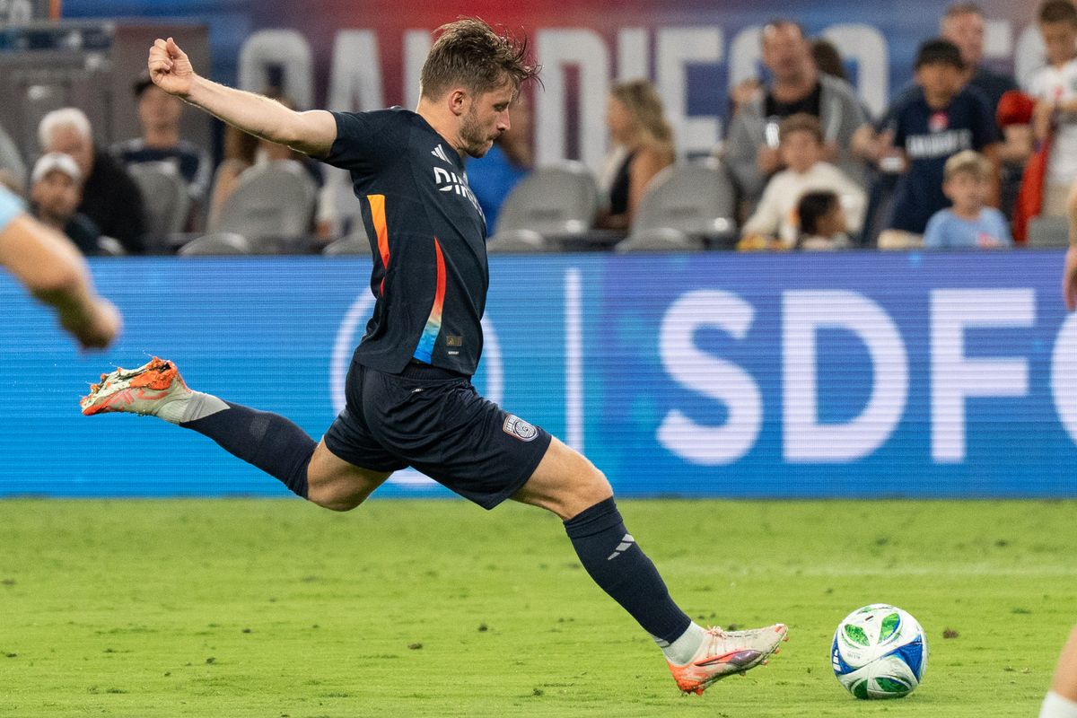 San Diego FC winger Anders Dreyer (10) crosses the ball during an MLS soccer game against the Minnesota United FC, Saturday September 13, 2025 in San Diego, California.