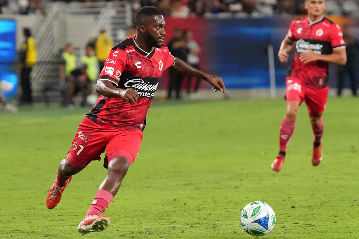 Club Tijuana midfielder Vitinho (7) dribbles the ball up the field during an MLS soccer game against the San Diego FC, Tuesday September 16, 2025 in San Diego, California.