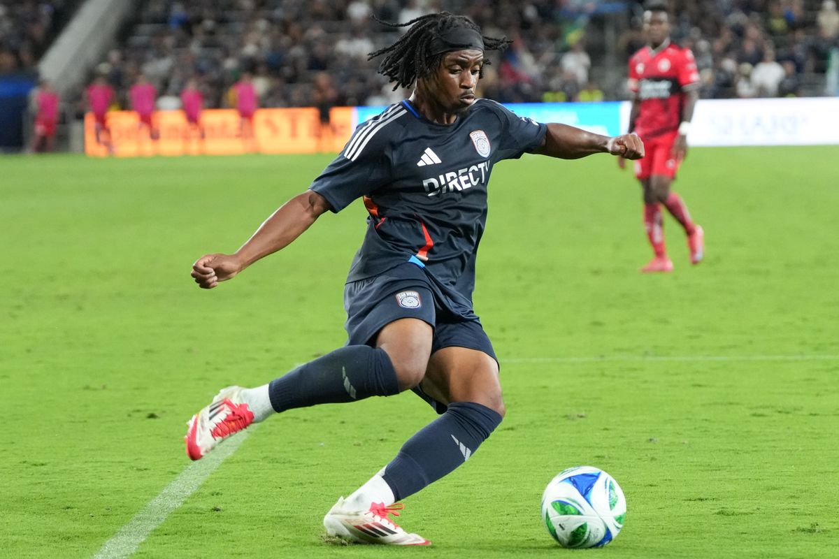 San Diego FC defender Leo Duru (3) crosses the ball during an MLS soccer game against the Club Tijuana, Tuesday September 16, 2025 in San Diego, California.