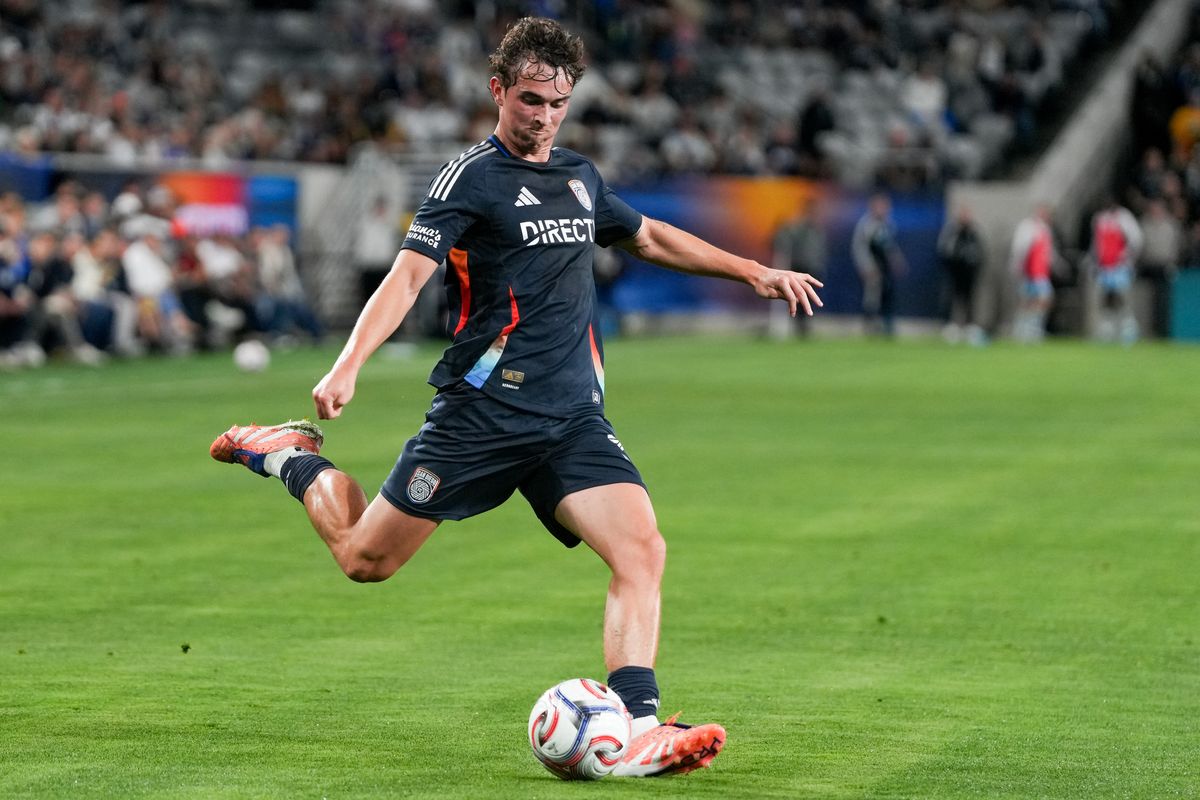 San Diego FC defender Oscar Verhoeven (33) crosses the ball during an MLS soccer game against the Minnesota United FC, Saturday April 11, 2026 in San Diego, California. San Diego FC defender Oscar Verhoeven (33) crosses the ball during an MLS soccer game against the Minnesota United FC, Saturday April 11, 2026 in San Diego, California.