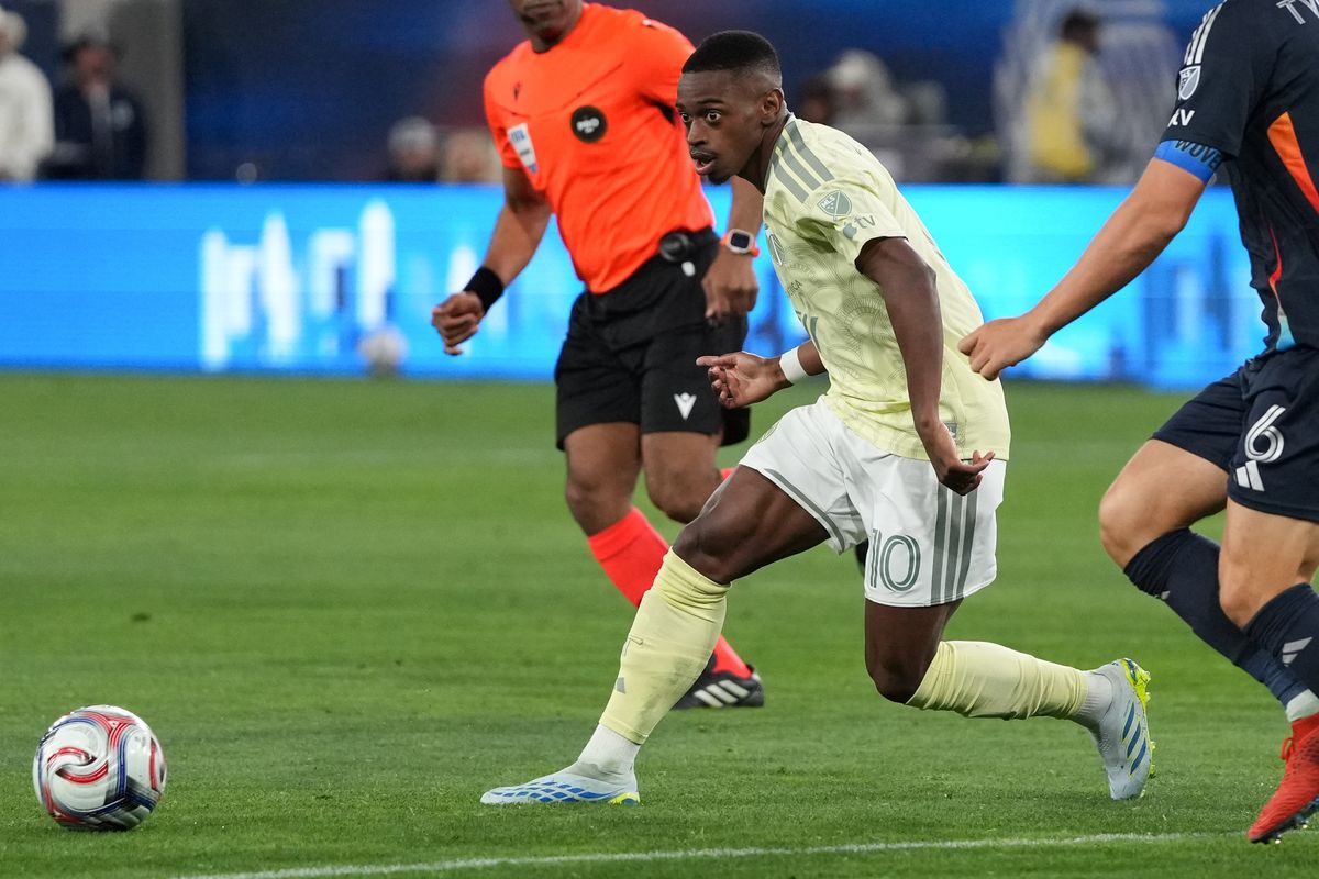 Portland Timbers midfielder David Da Costa (10) passes the ball during an MLS soccer game against the San Diego FC, Saturday April 25, 2026 in San Diego, California.