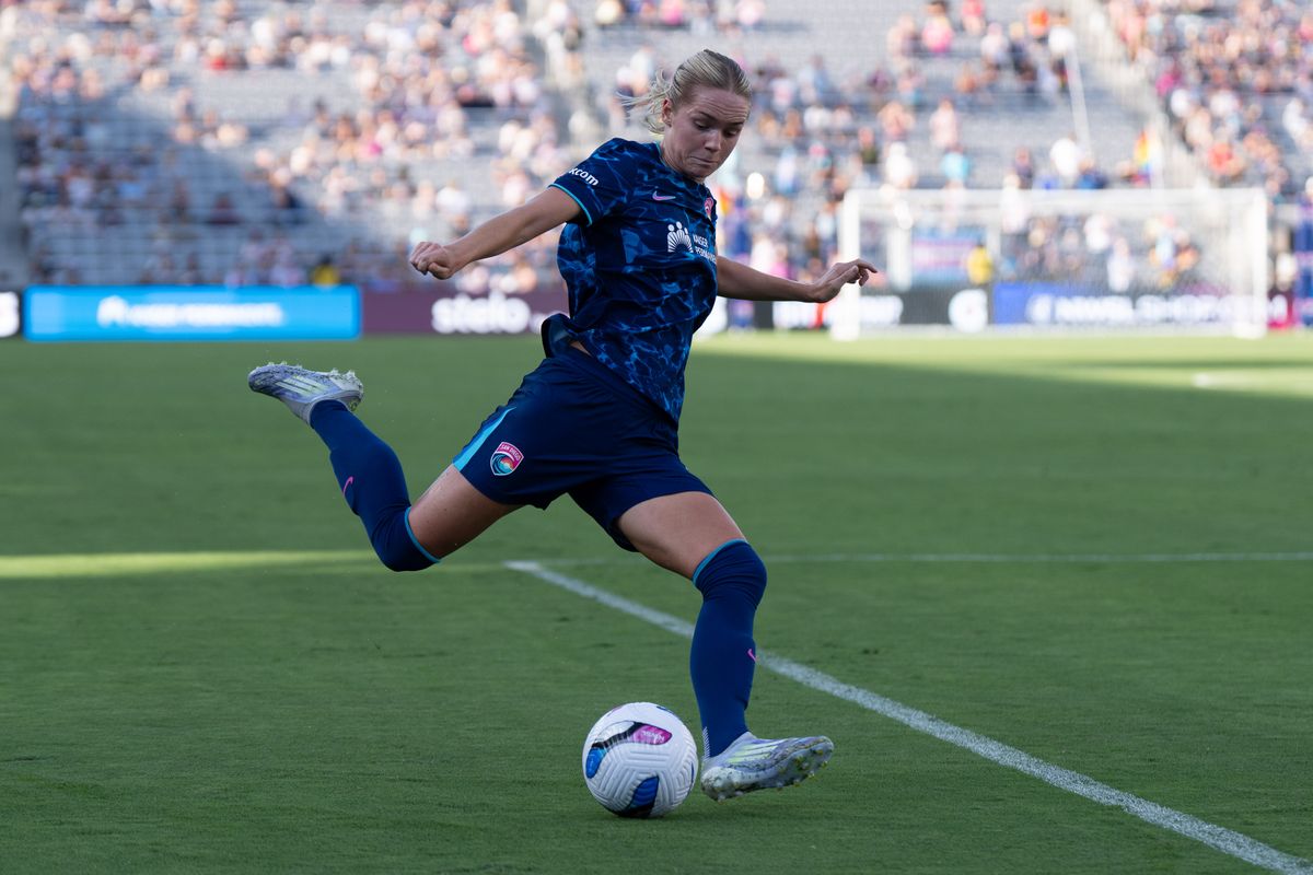 San Diego Wave FC defender Hanna Lundkvist (6) crosses the ball during an NWSL soccer game against the Racing Louisville FC, Sunday August 24, 2025 in San Diego, California.