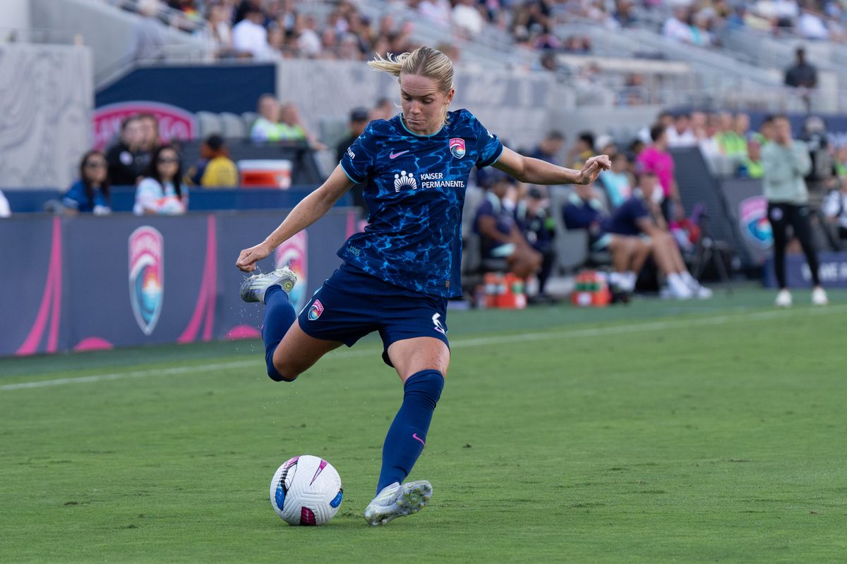 San Diego Wave FC defender Hanna Lundkvist (6) crosses the ball during an NWSL soccer game against the Racing Louisville FC, Sunday August 24, 2025 in San Diego, California.
