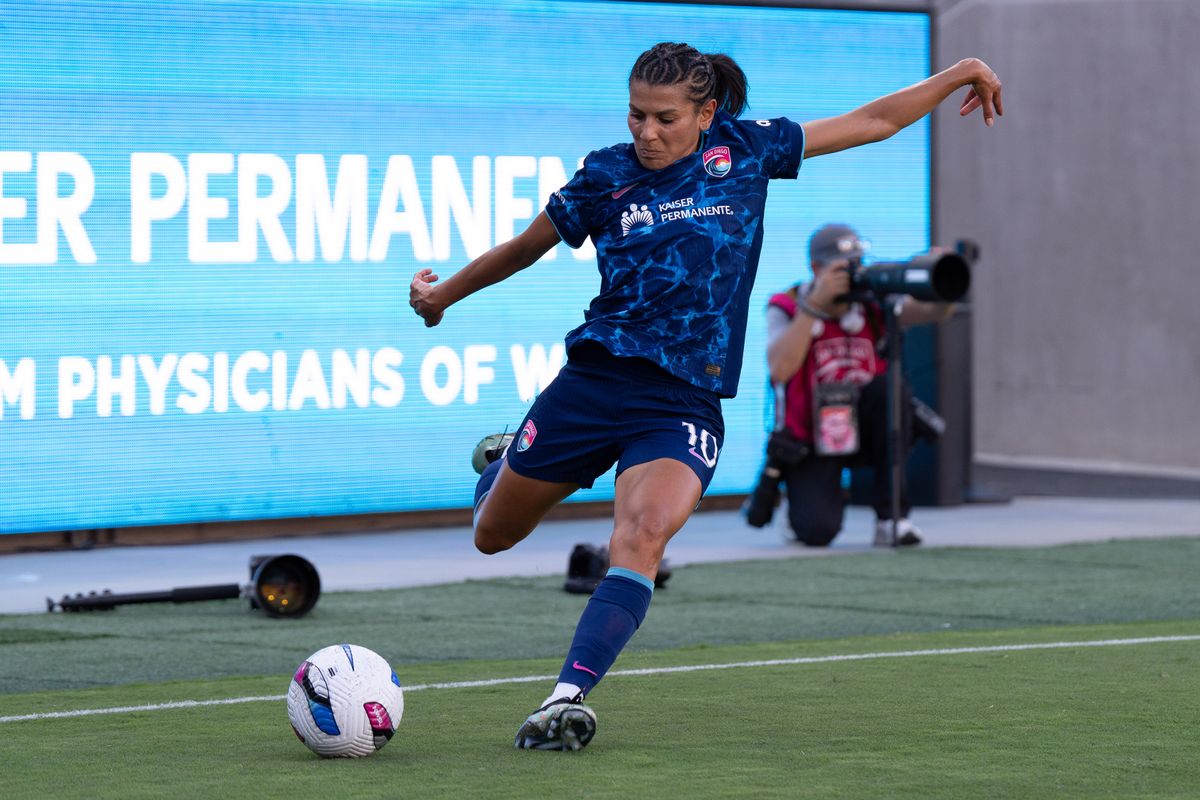 San Diego Wave FC midfielder Kenza Dali (10) crosses the ball during an NWSL soccer game against the Racing Louisville FC, Sunday August 24, 2025 in San Diego, California.
