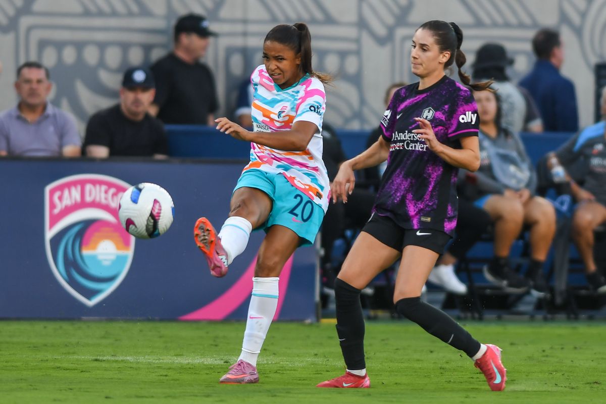 San Diego Wave Delphine Cascarino (20) takes a shot on goal  during a NWSL soccer match Sunday September 7, 2025 in San Diego, California.