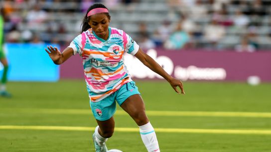 San Diego Wave   Perle Morroni (75) dribbles the ball during a NWSL soccer match Sunday September 7, 2025 in San Diego, California.
