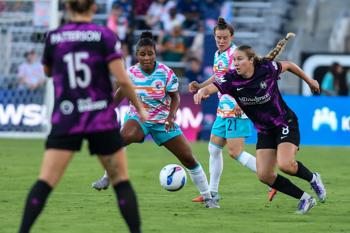 Houston Dash Midfielder  Delanie Sheehan (8) chase the ball during a NWSL soccer match Sunday September 7, 2025 in San Diego, California.