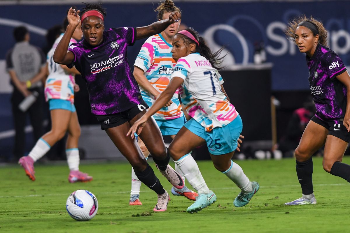 San Diego Wave   Perle Morroni (75) competes against Houston Dash Forward  Messiah Bright (6) for the Ball during a NWSL soccer match Sunday September 7, 2025 in San Diego, California.