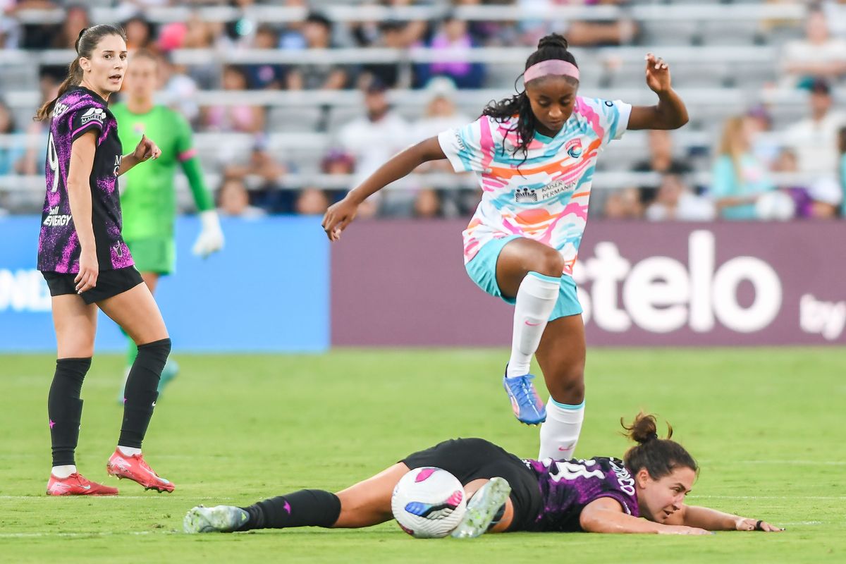San Diego Wave   Laurina Fazer (18) and Houston Dash Midfielder  Danielle Colaprico (24) battle for the ball during a NWSL soccer match Sunday September 7, 2025 in San Diego, California.   