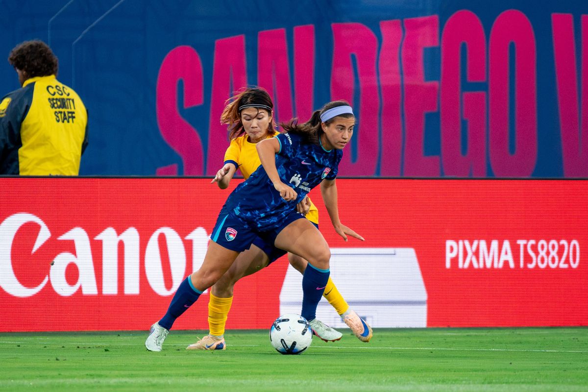 San Diego Wave FC midfielder Lia Godfrey (22) escapes from pressure during an MLS soccer game against Utah Royals FC, Friday, August 21, 2026 in San Diego, California.