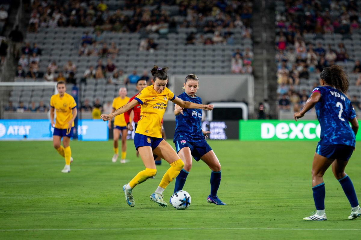 Utah Royals FC forward Cecelia Kizer fights for the ball against San Diego Wave FC midfielder Laila Harbert during an NWSL soccer game, Friday, August 21, 2026 in San Diego, California.