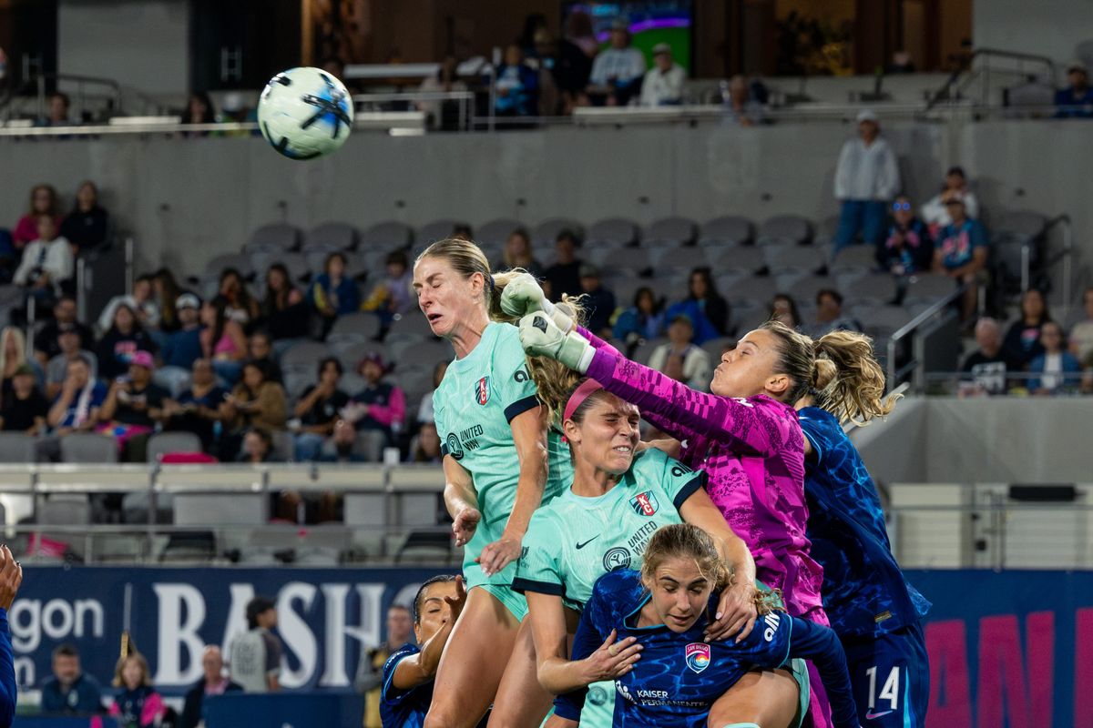 San Diego Wave FC goalkeeper Sandra Paños punches the ball during an NWSL soccer game against KC Current, Friday, September 18, 2026 in San Diego, California. San Diego Wave FC goalkeeper Sandra Paños punches the ball during an NWSL soccer game against KC Current, Friday, September 18, 2026 in San Diego, California.