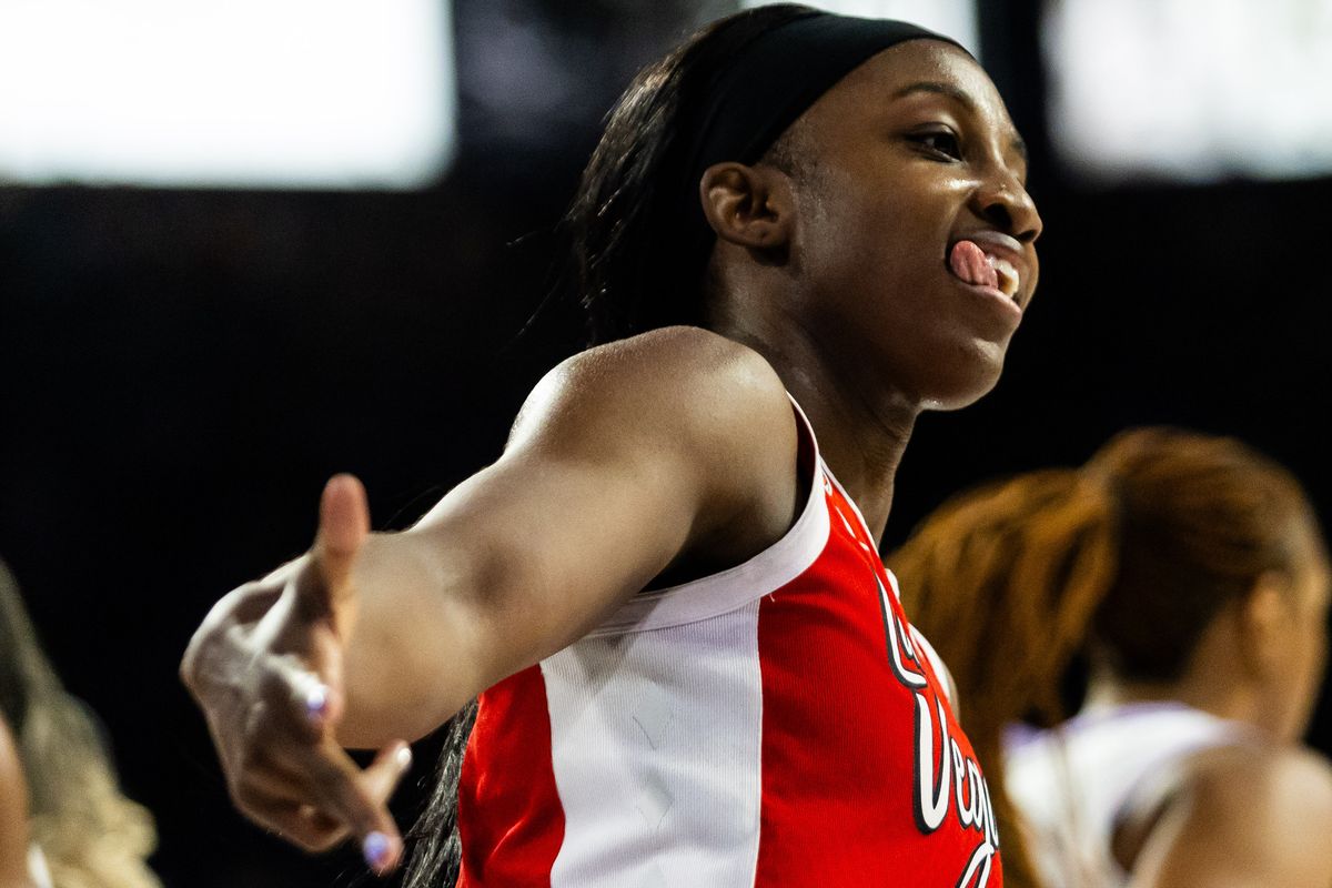 Las Vegas Aces guard Jackie Young (0) holds three fingers and a face at the Aces’ bench during a WNBA game between the Las Vegas Aces and the Golden State Valkyries, Saturday June 6, 2026 in Las Vegas, Nev. Las Vegas Aces guard Jackie Young (0) holds three fingers and a face at the Aces’ bench during a WNBA game between the Las Vegas Aces and the Golden State Valkyries, Saturday June 6, 2026 in Las Vegas, Nev.