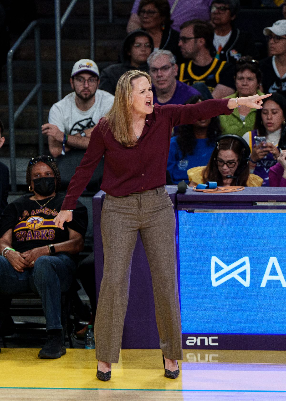 Los Angeles Sparks' head coach, Lynne Roberts, points and yells during a WNBA basketball game on Sunday, June 1st, 2025. Los Angeles Sparks' head coach, Lynne Roberts, points and yells during a WNBA basketball game on Sunday, June 1st, 2025.