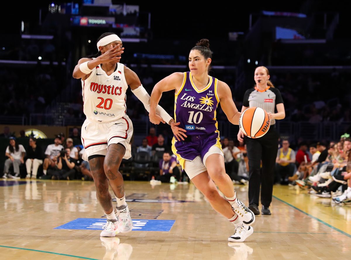 #10 Kelsey Plum of the Los Angeles Sparks drives the lane against the Washington Mystics on July 15, 2025 in Los Angeles, CA.