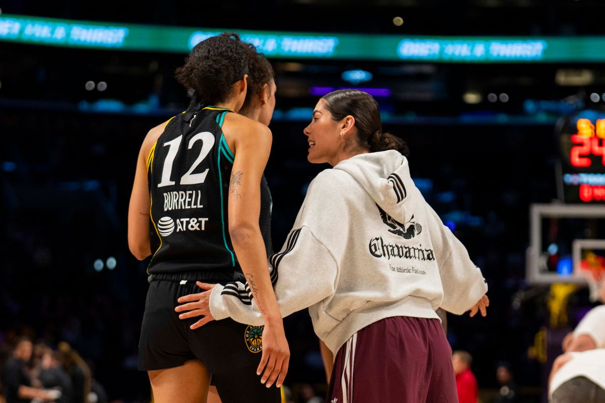 Los Angeles Sparks Kelsey Plum coaching up her teammates during a WNBA game against the Minnesota Lynx, Wednesday June 17th, 2026 in Los Angeles, California. Los Angeles Sparks Kelsey Plum coaching up her teammates during a WNBA game against the Minnesota Lynx, Wednesday June 17th, 2026 in Los Angeles, California.