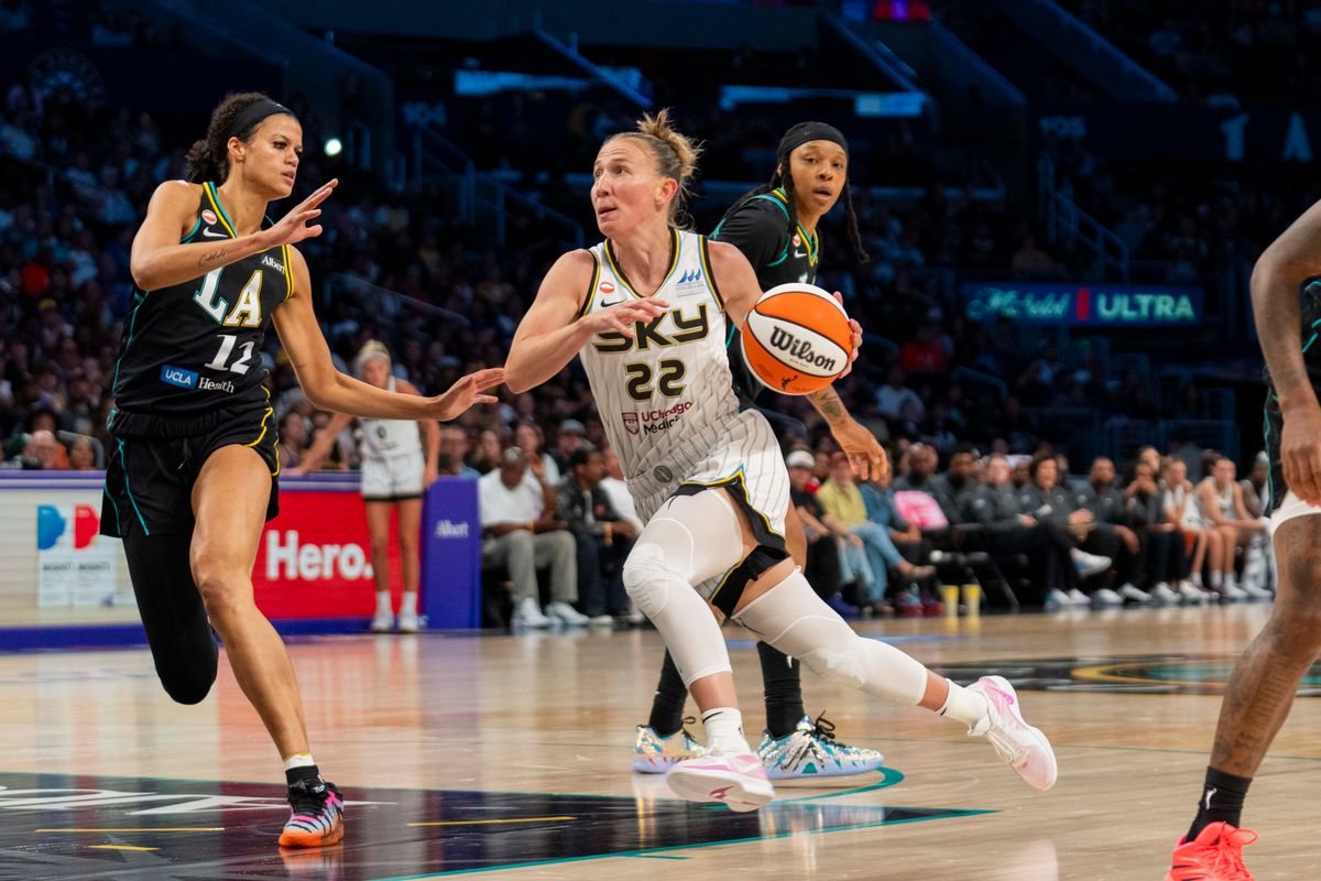Chicago Sky guard Courtney Vandersloot (22) drives into the lane during a WNBA game against the Los Angeles Sparks, Friday July 10th, 2026 in Los Angeles, California. Chicago Sky guard Courtney Vandersloot (22) drives into the lane during a WNBA game against the Los Angeles Sparks, Friday July 10th, 2026 in Los Angeles, California.