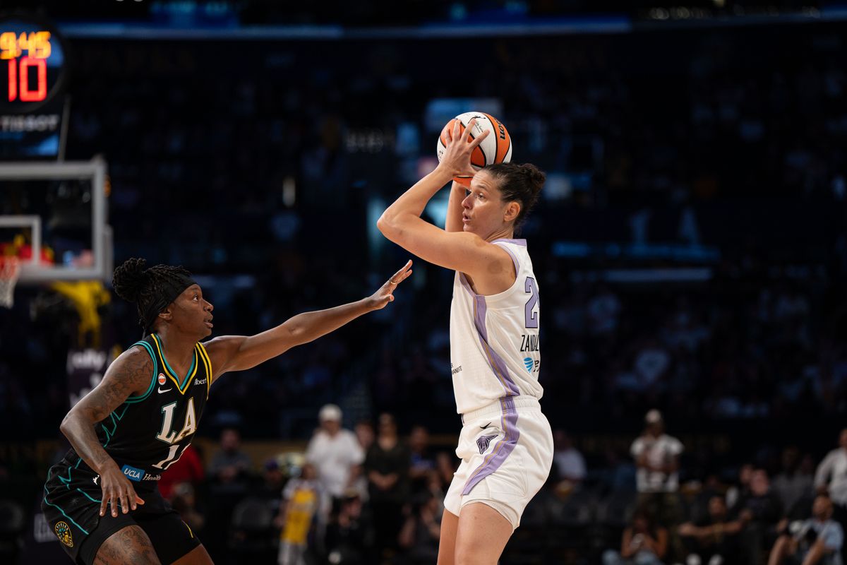 Golden State Valkyries forward Cecilia Zandalasini (24) passing the basketball during a WNBA basketball game against the Los Angeles Sparks on August 9th, 2026 in Los Angeles, CA. Golden State Valkyries forward Cecilia Zandalasini (24) passing the basketball during a WNBA basketball game against the Los Angeles Sparks on August 9th, 2026 in Los Angeles, CA.
