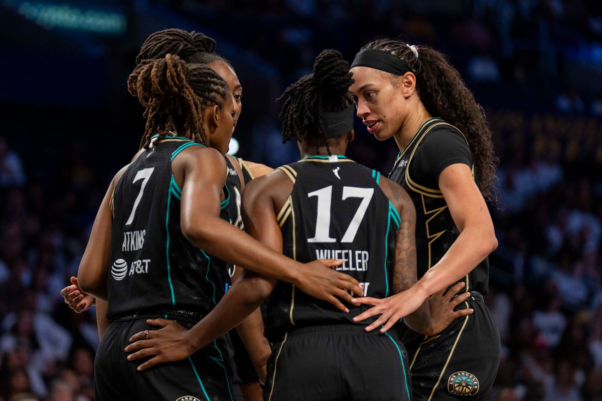 Los Angeles Sparks huddle up after a foul during a WNBA game against the Atlanta Dream, Thursday August 20th, 2026 in Los Angeles, California. Los Angeles Sparks huddle up after a foul during a WNBA game against the Atlanta Dream, Thursday August 20th, 2026 in Los Angeles, California.